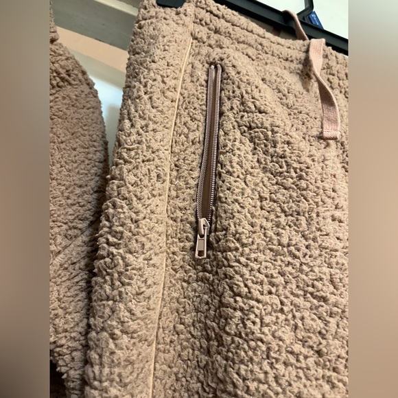 SKIMS Sherpa Teddy Cozy Zip Up Crop Jacket and Wide Leg Tigers Eye Joggers - Picture 8 of 11